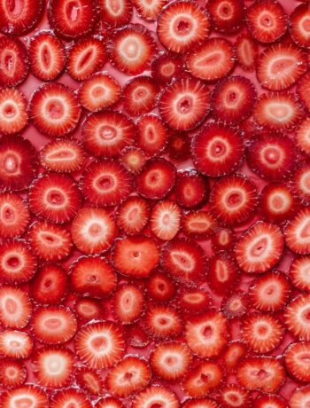 Надупчен ягодов сладкиш (Strawberry poke cake)